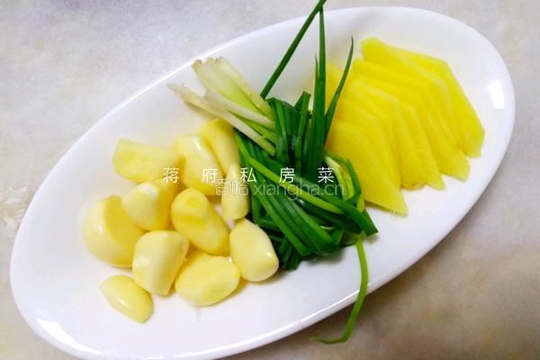 双椒炒肉皮的做法图解2