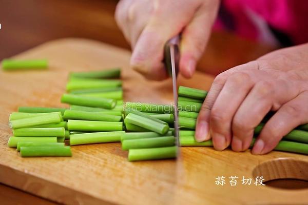 韩式家常菜：蒜苔原来还可以这么做，美味可口，下饭极品的做法图解1