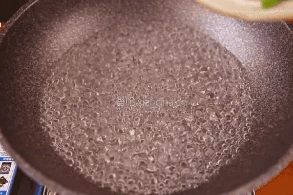 韩式家常菜：蒜苔原来还可以这么做，美味可口，下饭极品的做法图解3