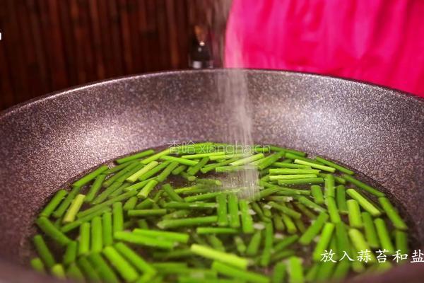 韩式家常菜：蒜苔原来还可以这么做，美味可口，下饭极品的做法图解4