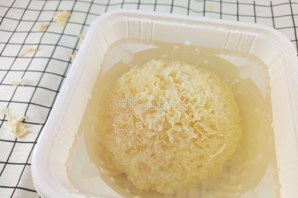 银耳雪梨煲鸭去除脸部黄褐斑的做法图解1