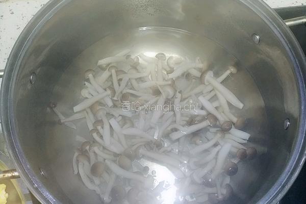 蟹肉菇蛋汤的做法图解3