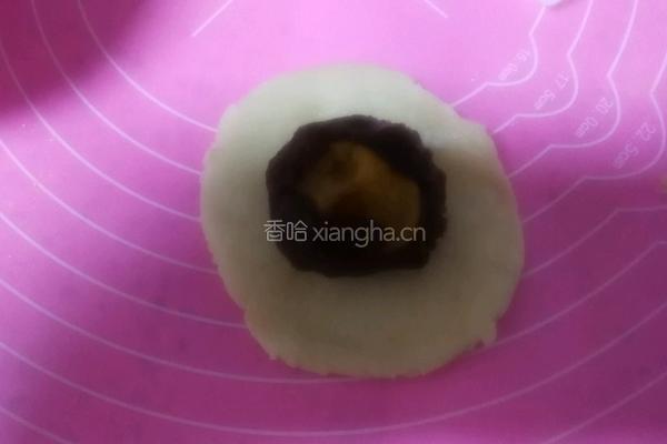 酥皮豆沙蛋黄月饼的做法图解9