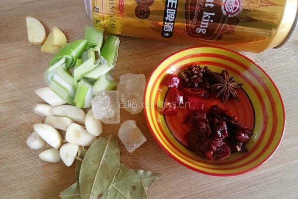 甜辣酱香卤鸡爪的做法图解1
