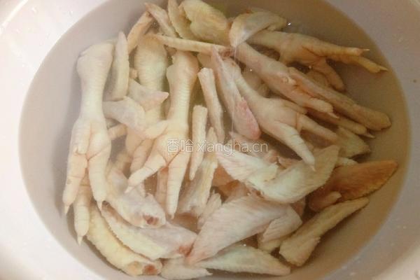 甜辣酱香卤鸡爪的做法图解2