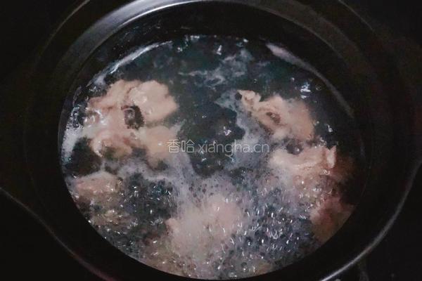 雷公根瘦肉汤的做法图解2
