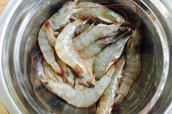 蒜蓉粉丝蒸虾的做法图解1