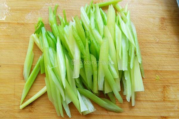 芹菜炒面筋的做法图解2