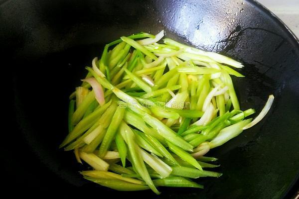 芹菜炒面筋的做法图解6