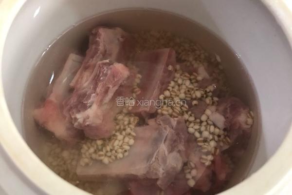 【呷补丨煲汤】红菇山药炖排骨的做法图解5