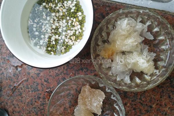 绿豆薏米银耳汤的做法图解2