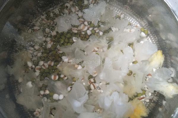 绿豆薏米银耳汤的做法图解4