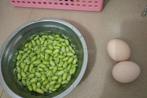 毛豆炒蛋的做法图解1