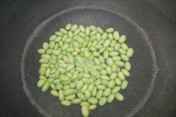 毛豆炒蛋的做法图解2