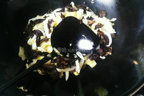 白菜梗炒木耳的做法图解7