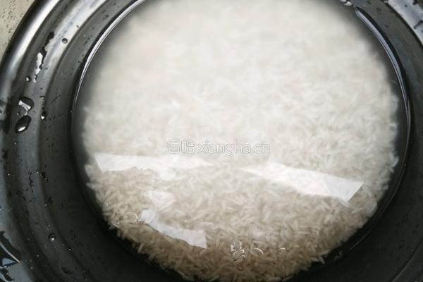 红烧茄子煲仔饭的做法图解1