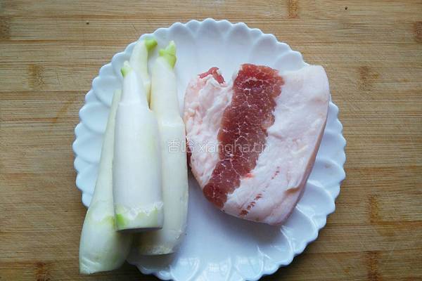 茭白炒肉的做法图解1