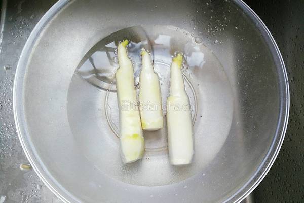 茭白炒肉的做法图解2