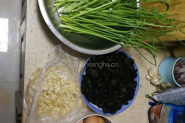 芹菜木耳鸡蛋水饺的做法图解1