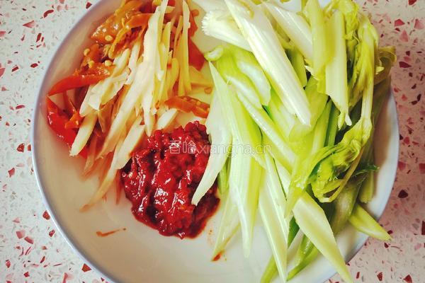 芹菜牛肉丝的做法图解2