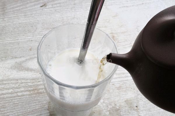 制作非常简单的奶茶的做法图解3