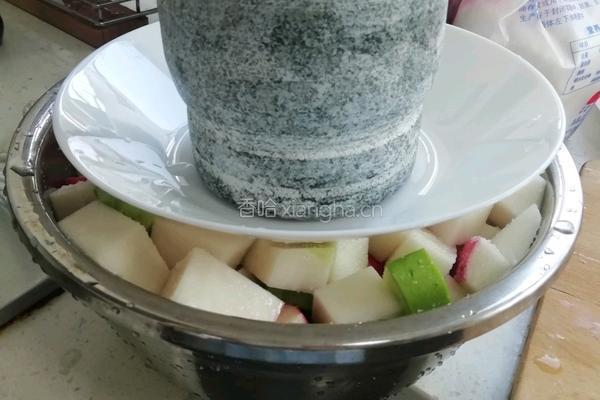 韩式辣萝卜块（图片为刚腌完还没发酵）的做法图解1