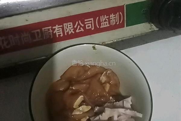 瘦肉炒油菜木耳的做法图解2