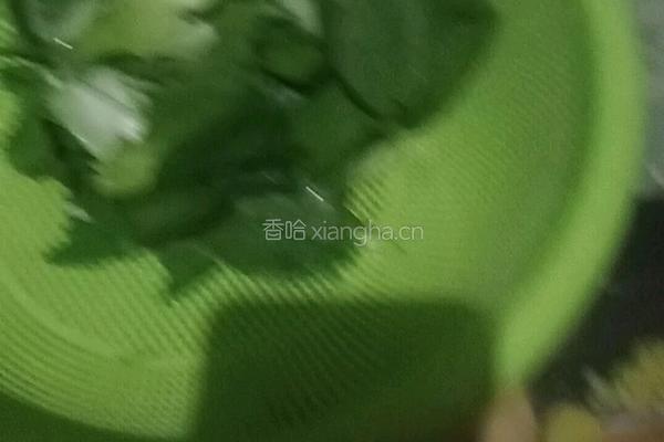 瘦肉炒油菜木耳的做法图解1