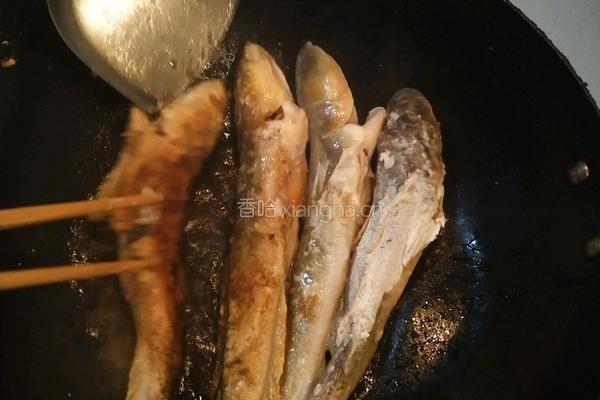 油光鱼炖大虾的做法图解3