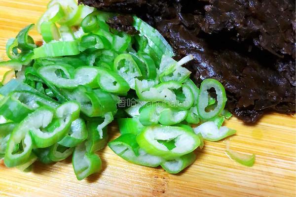 芽菜豆瓣酱炒米饭的做法图解1