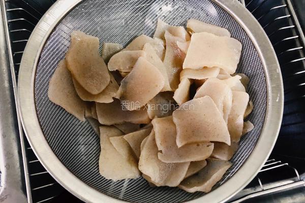青蒜炒魔芋豆腐的做法图解3
