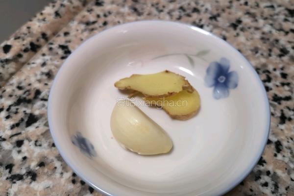 肉末毛豆的做法图解2
