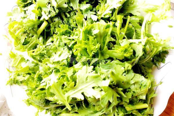 茼蒿炒肉丝的做法图解1