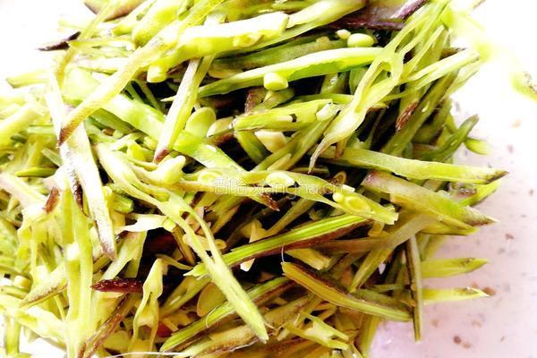 扁豆炒肉丝的做法图解1