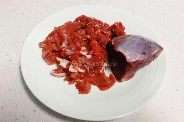 泡椒炒牛肉的做法图解1