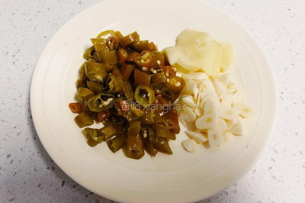 泡椒炒牛肉的做法图解2