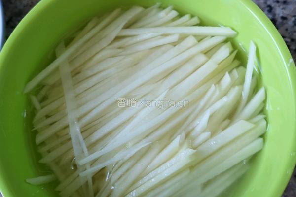 青椒土豆丝的做法图解1