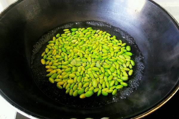 毛豆炒豆干火腿的做法图解4