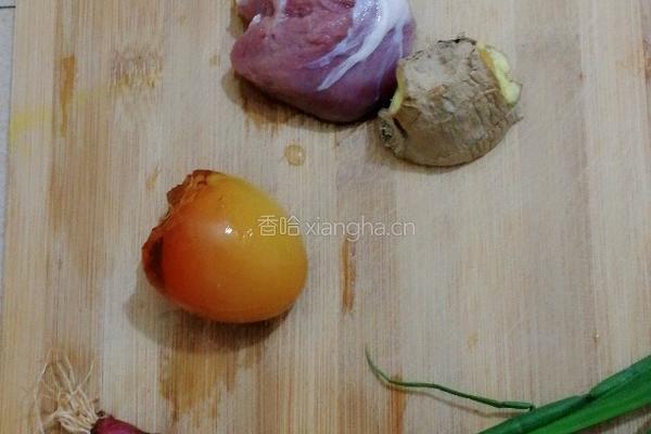 皮蛋瘦肉粥的做法图解1