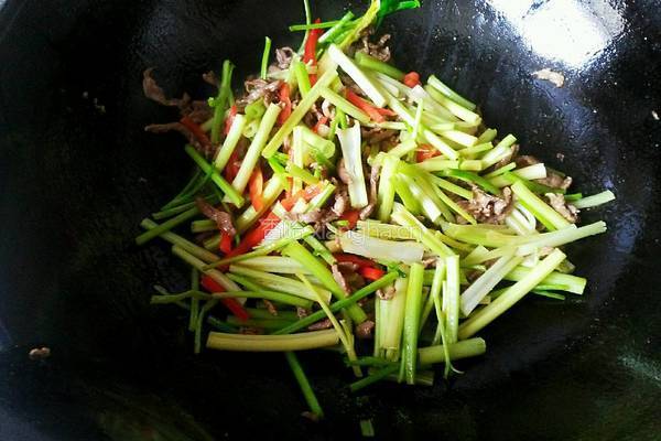 芹菜炒牛肉的做法图解6