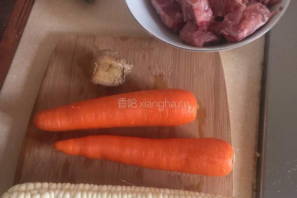 胡萝卜玉米猪骨汤的做法图解1
