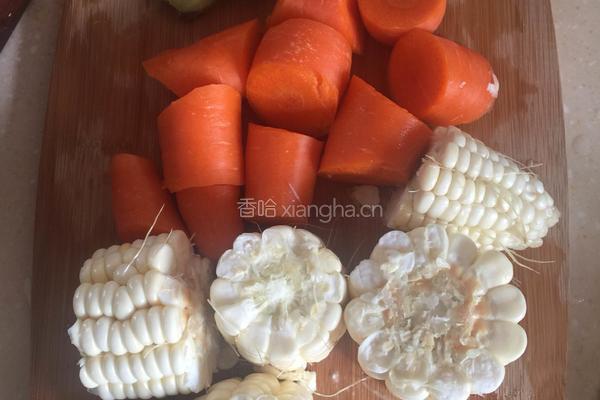 胡萝卜玉米猪骨汤的做法图解2