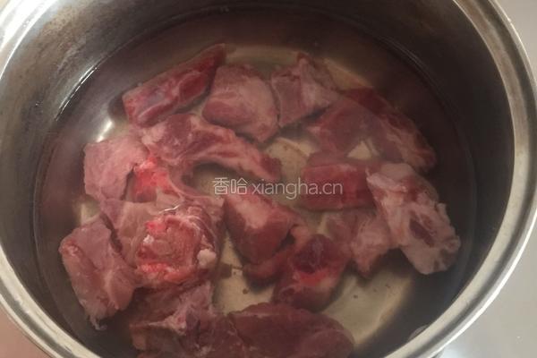 胡萝卜玉米猪骨汤的做法图解3