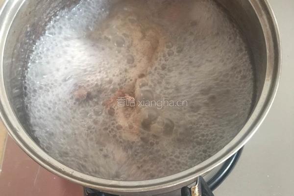 胡萝卜玉米猪骨汤的做法图解4