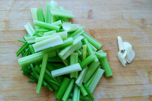 芹菜炒豆皮的做法图解3