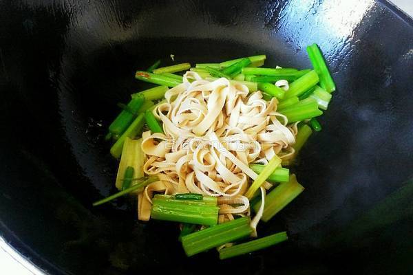 芹菜炒豆皮的做法图解6