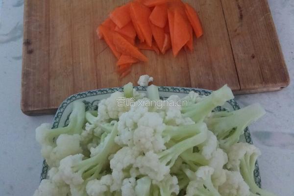 素炒菜花的做法图解1
