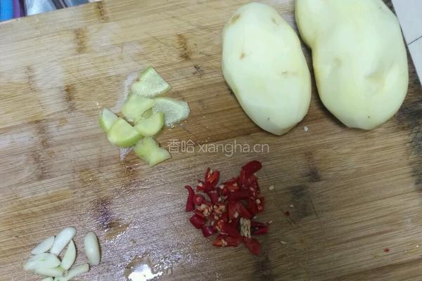 土豆烧鸡块的做法图解1