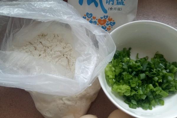 葱花鸡蛋饼的做法图解1
