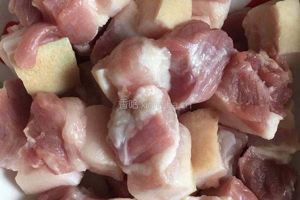 土豆红烧肉的做法图解1